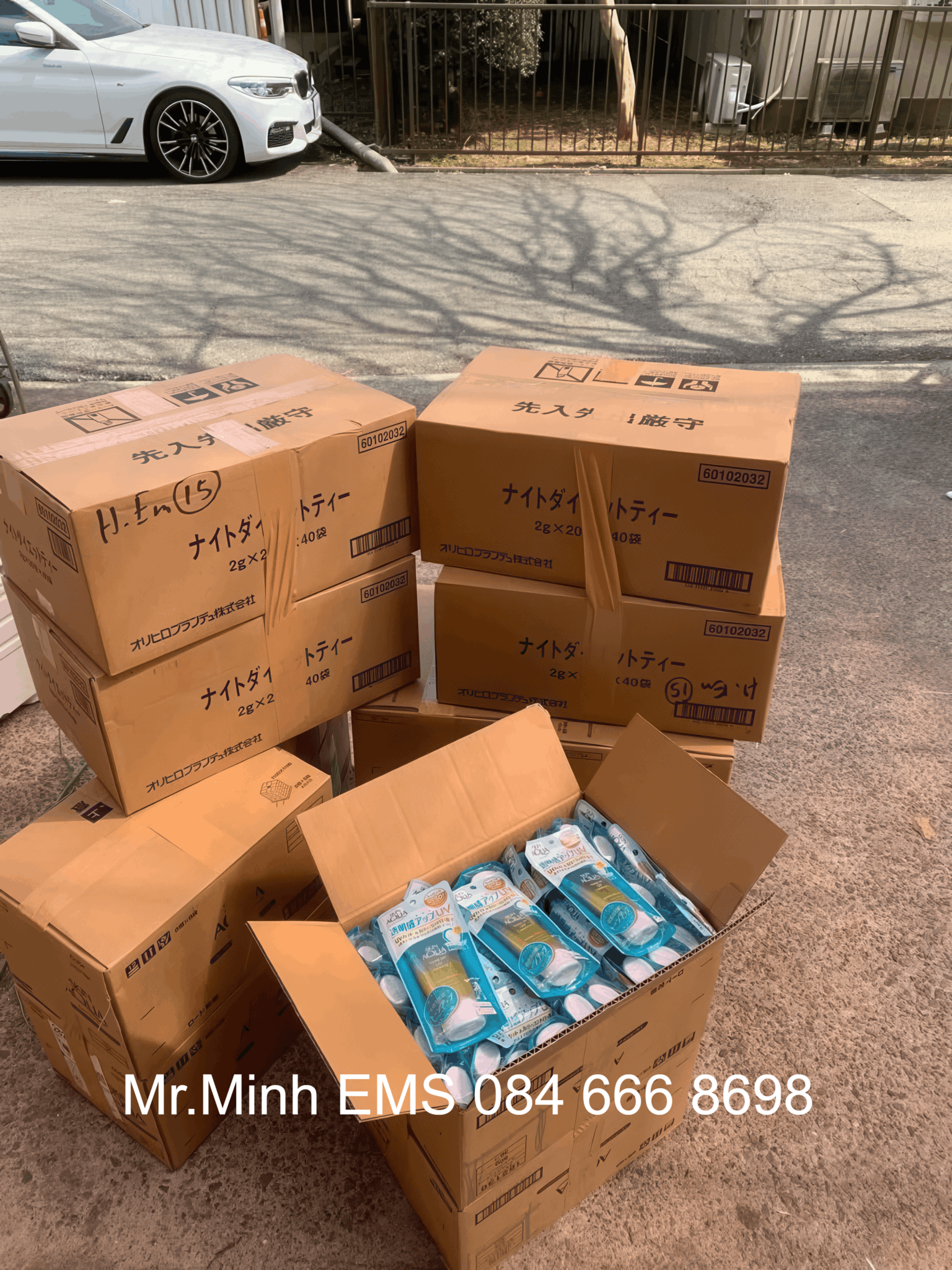 Nhân viên xếp hàng